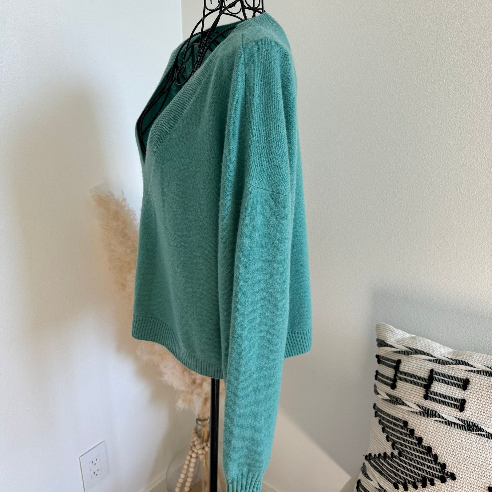 INTERMIX Intermix Elroy V-Neck Soft Oversized Cashmere Green Sweater Size XL / US 12-14 / IT 48-50 - 4 Thumbnail