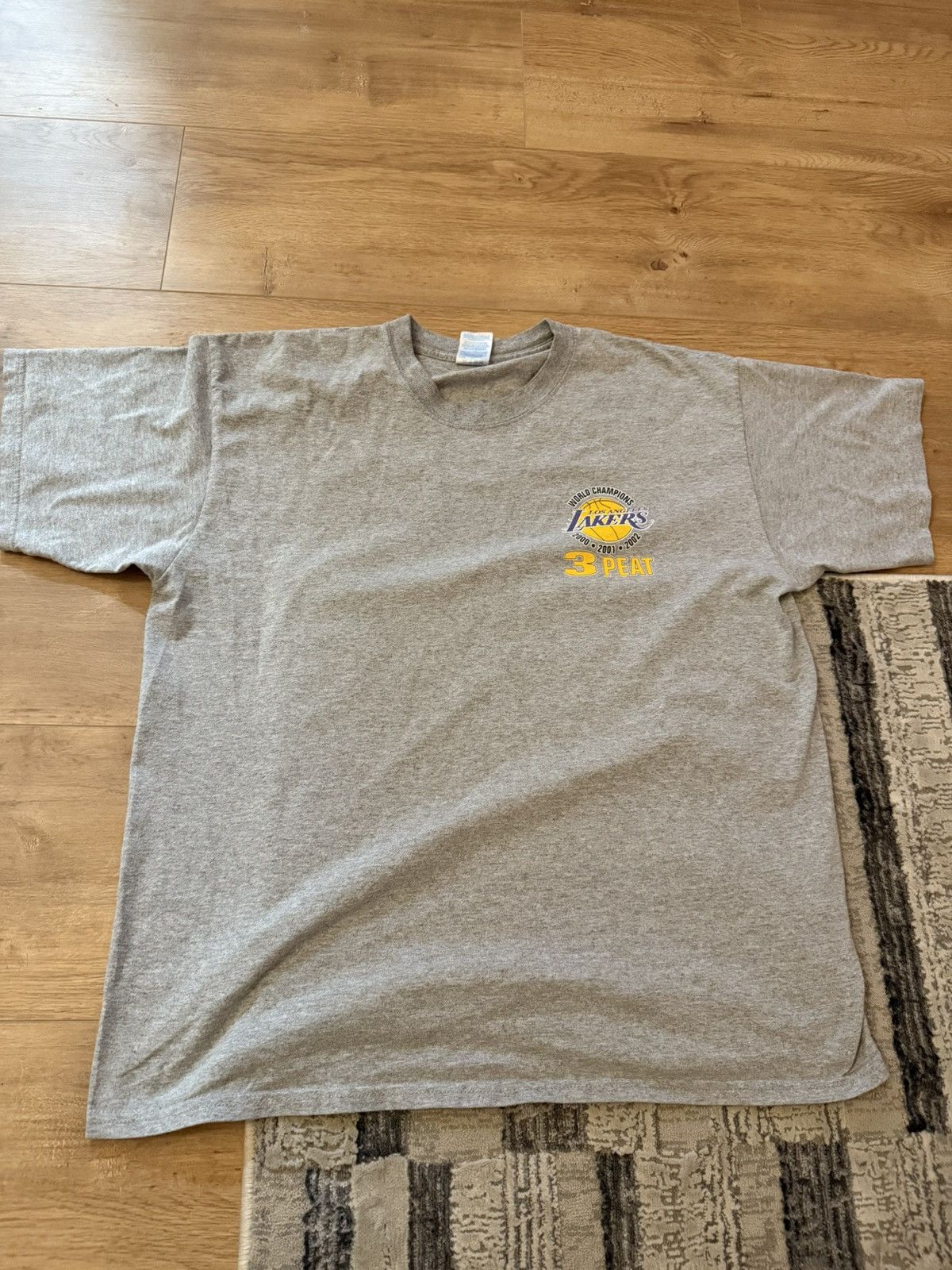 Gildan Vintage lakers 3peat championship shirt - XL Size US XL / EU 56 / 4 - 1 Thumbnail