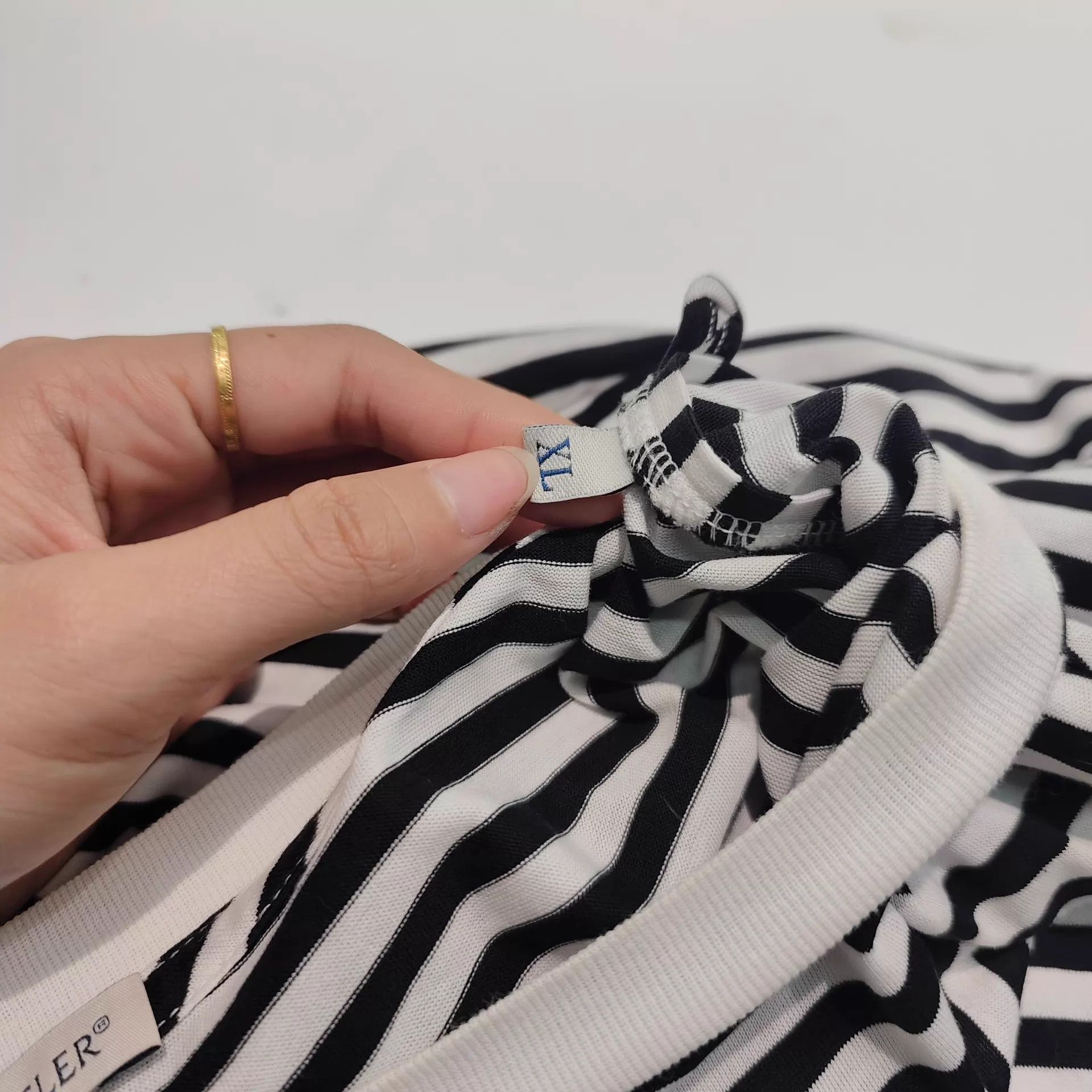 Moncler Moncler Black White Striped Short-Sleeve T-Shirt XL Size XL / US 12-14 / IT 48-50 - 7 Thumbnail