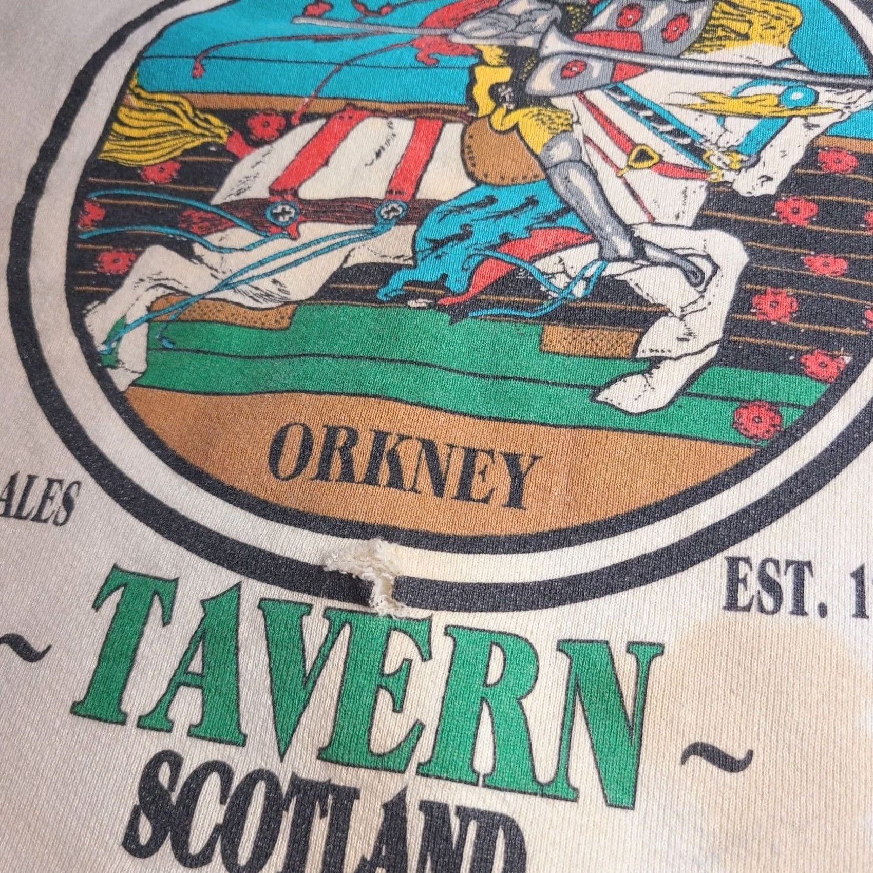 Vintage VINTAGE Bairds Tavern Sweatshirt Scotland 1990 Knight Ales Men’s Large Distressed Crew Neck Long Sleeve Pullover Sweatshirt Men Ivory L Size US L / EU 52-54 / 3 - 4 Thumbnail