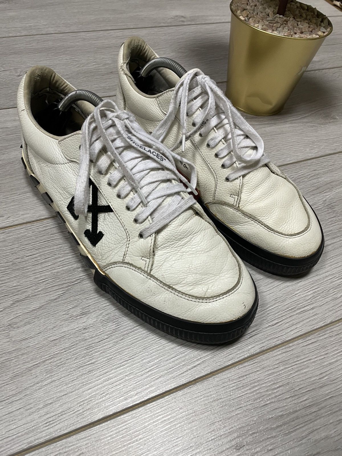 Off-White Off-White leather vulcanized arrows tape sneakers Size US 11 / EU 44 - 2 Thumbnail