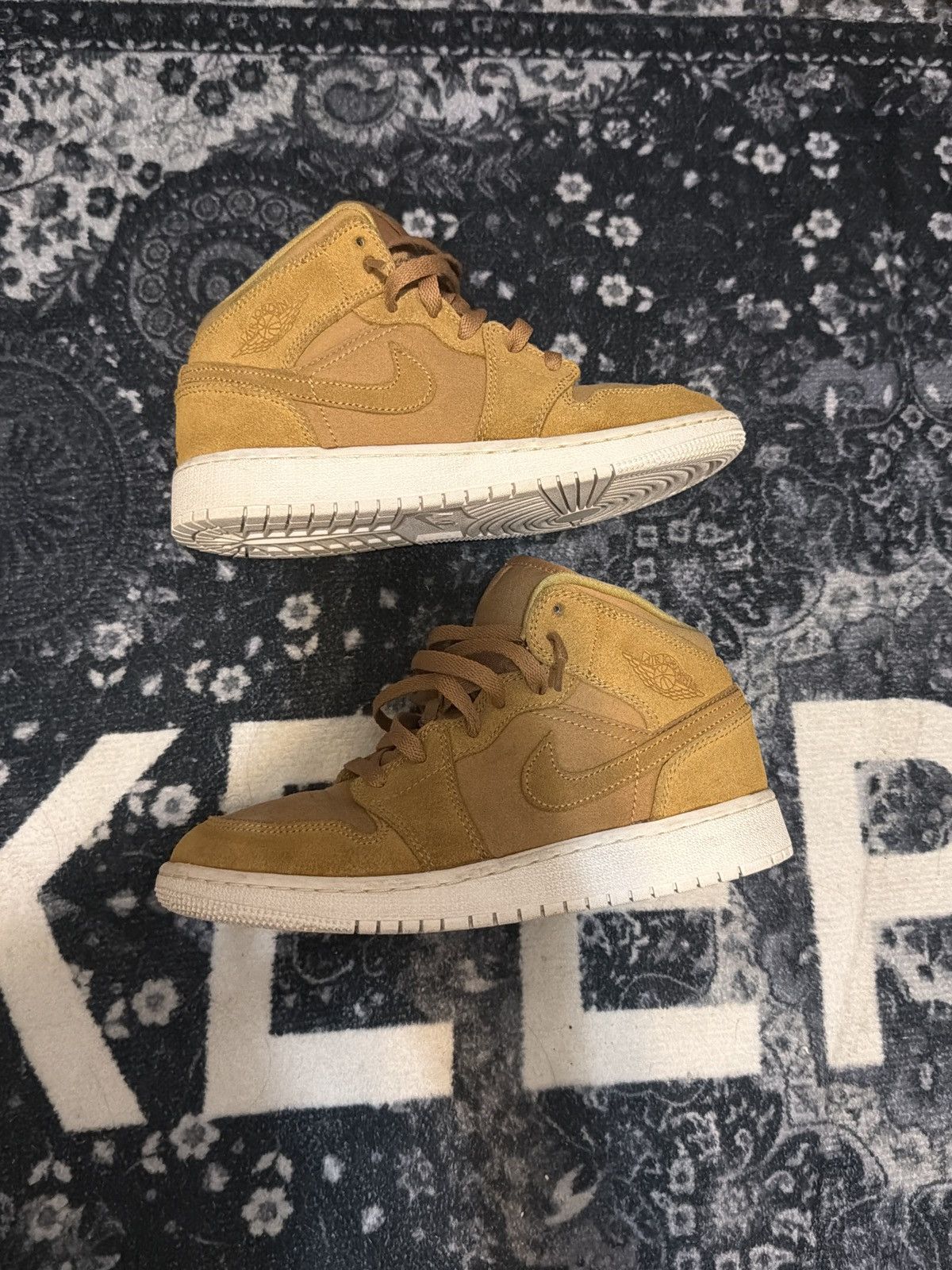 Jordan Brand Air Jordan 1 Retro Mid "Golden Harvest/Sail" Size US 5 / EU 37 - 2 Thumbnail