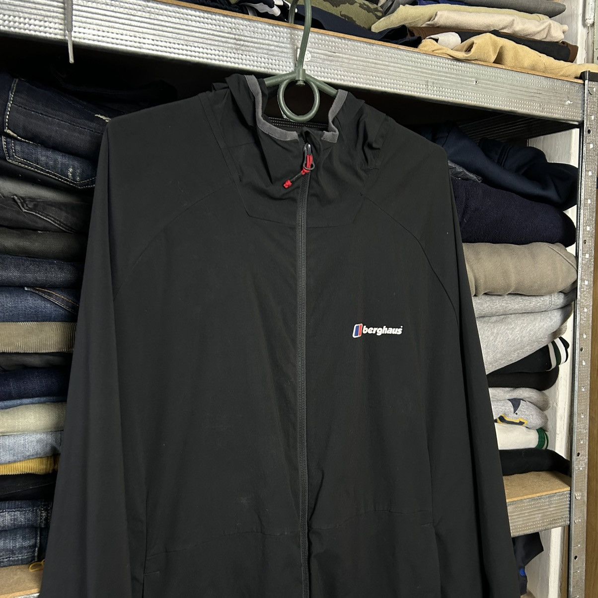 Berghaus Mens Berghaus Small Logo Gorpcore Atom Outdoor jacket Size US XL / EU 56 / 4 - 2 Thumbnail