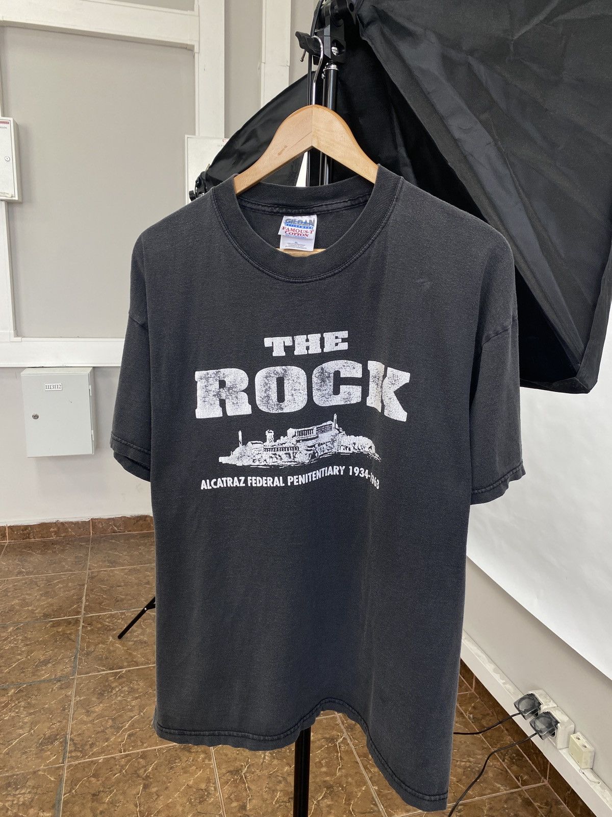 Gildan 🇺🇸 Vintage 90s Alcatraz Federal Penitentiary The Rock t-shirt Size US XL / EU 56 / 4 - 1 Thumbnail