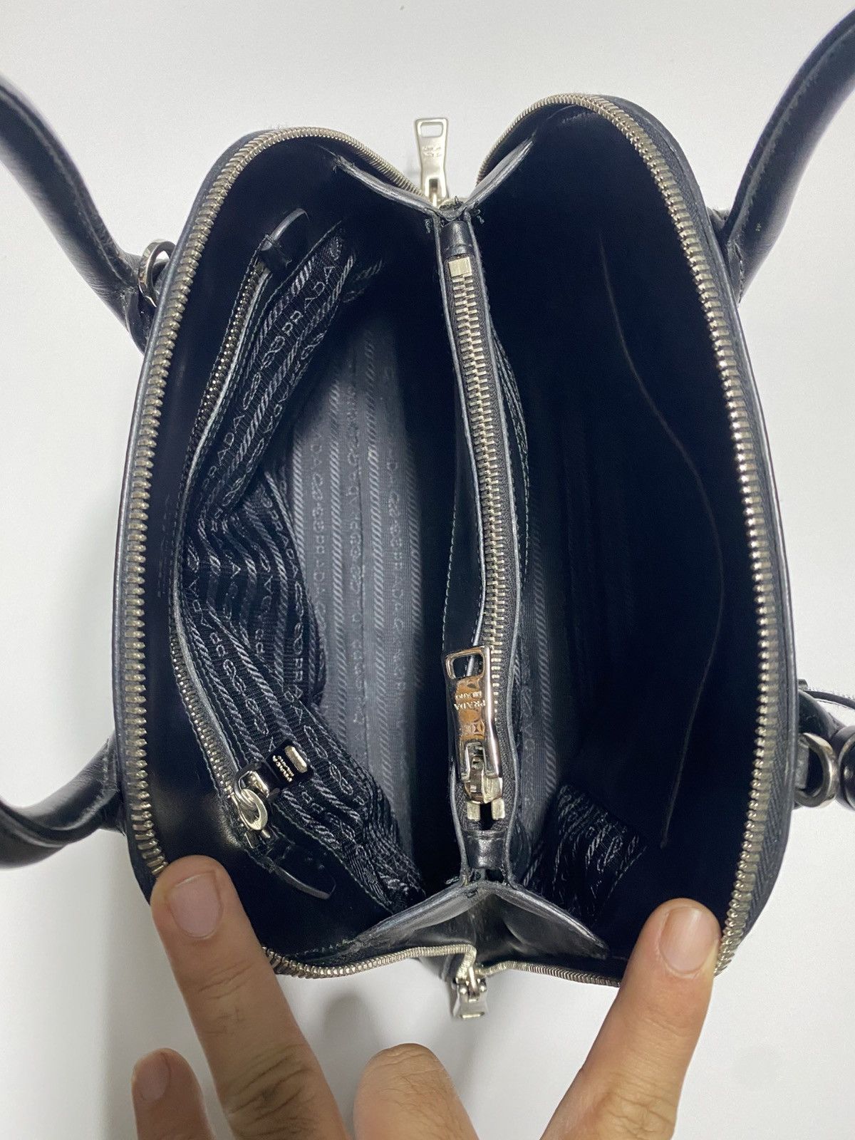 Prada ❌last drop deleted items❌Borsa a spalla in pelle nera Prada Size ONE SIZE - 7 Thumbnail