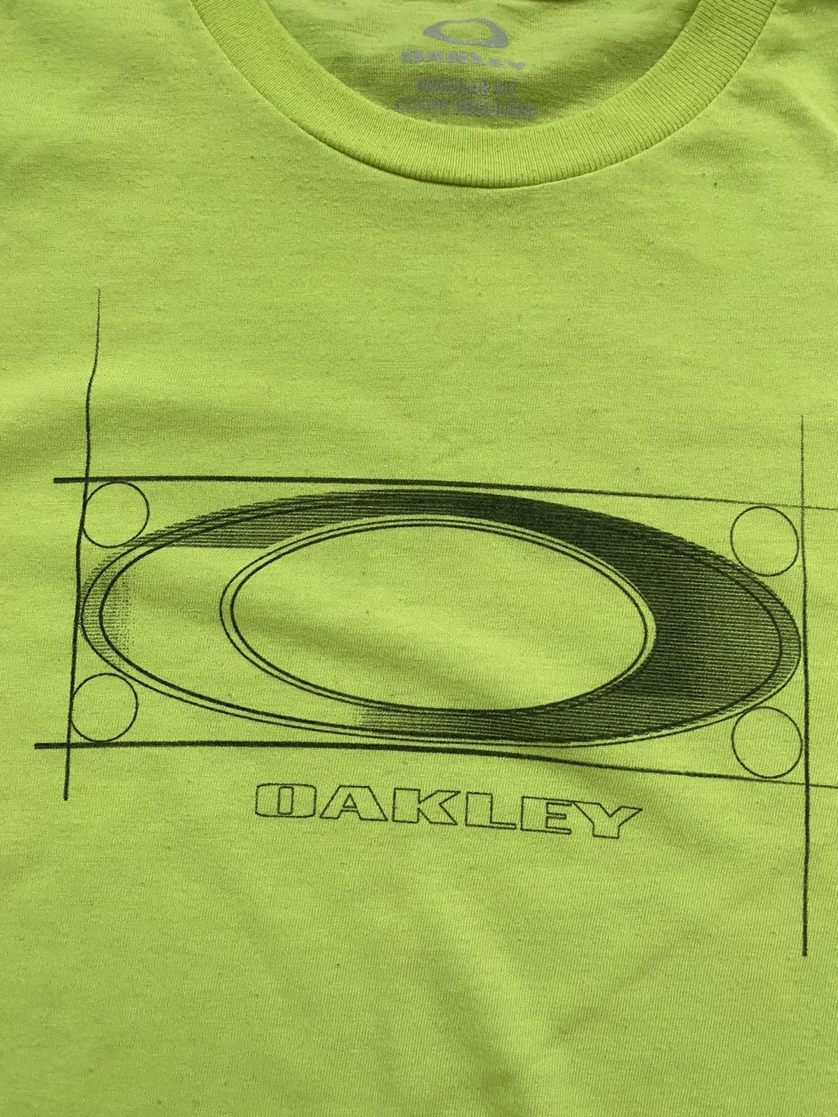 Oakley Vintage Oakley T-Shirt Centre Logo Gorpcore 2000s Size US L / EU 52-54 / 3 - 3 Thumbnail