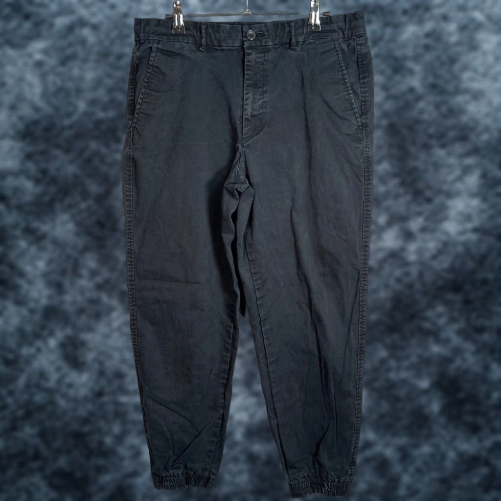 Uniqlo Uniqlo Mens Pants Chino 29 Black Cotton Blend Flat Front Tapered Inseam 28 Regular Waist 31 Size Type: Regular Mens Size US 29 - 1 Thumbnail