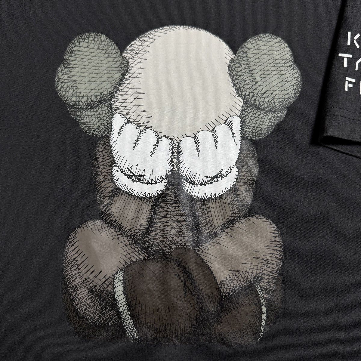 Kaws × Uniqlo Kaws Uniqlo Companion Passing through Tokyo First artist tee Size US XL / EU 56 / 4 - 3 Thumbnail