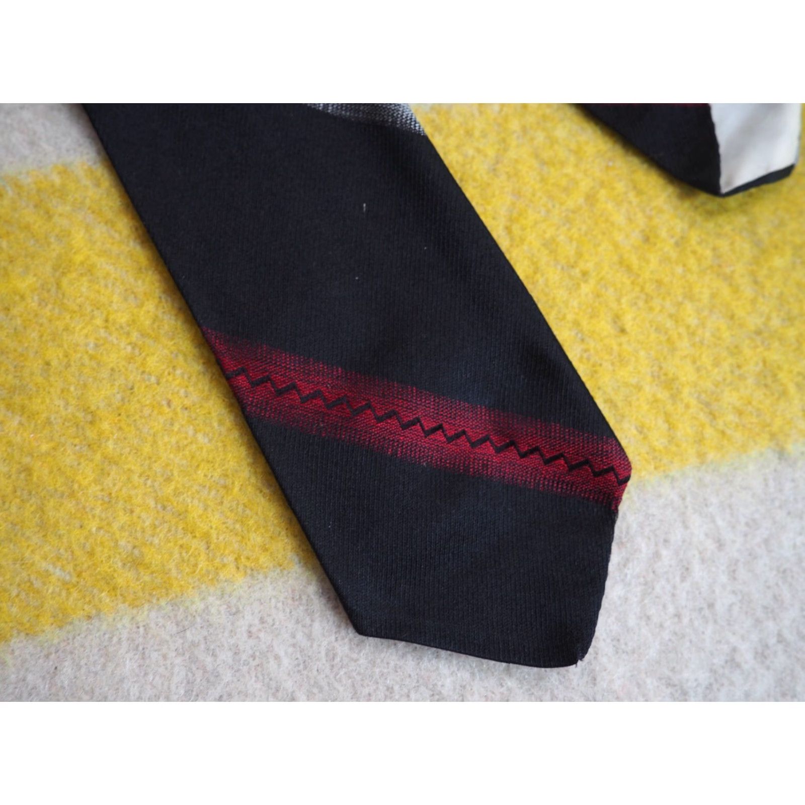 Vintage VTG 50s Vega de Madrid Macy's California Red Black Silk Ivy Rockabilly 2.5" Tie Size ONE SIZE - 5 Thumbnail