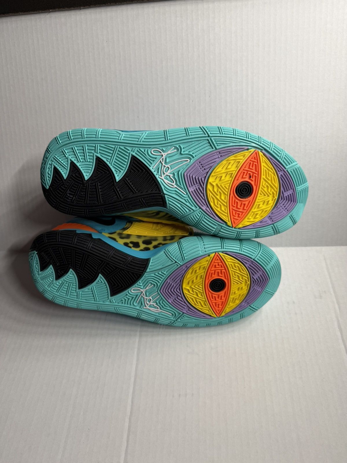 Nike Nike Kyrie 6 (GS) Grade School Kid's Sneaker NEW in Box 7Y Size US 7 / EU 40 - 5 Thumbnail