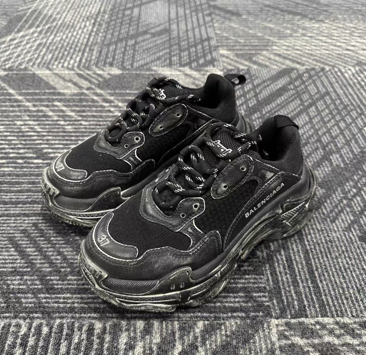 Balenciaga Balenciaga Triple S Distressed Sneakers J42 Size US 7 / IT 37 - 1 Thumbnail