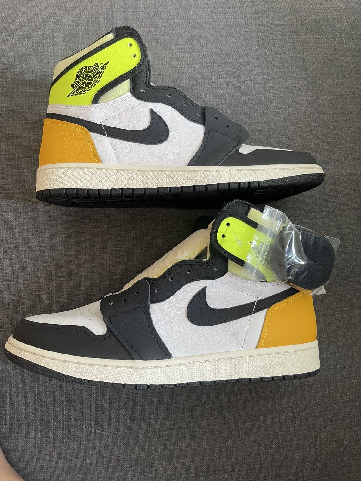 Jordan Brand Jordan 1 Retro High OG Volt Size US 12 / EU 45 - 5 Thumbnail