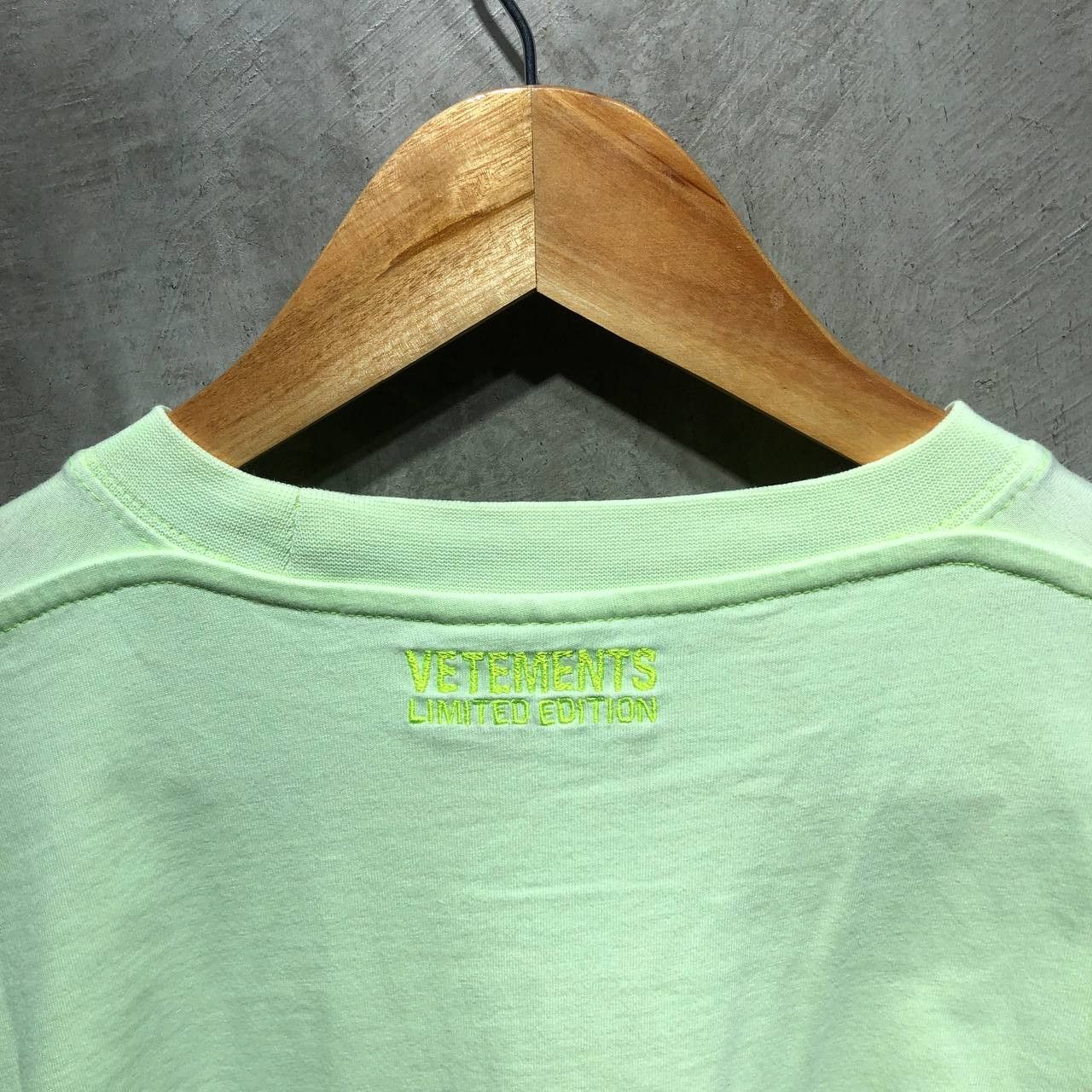 Vetements Vetements Logo Label tee Size US XL / EU 56 / 4 - 7 Thumbnail