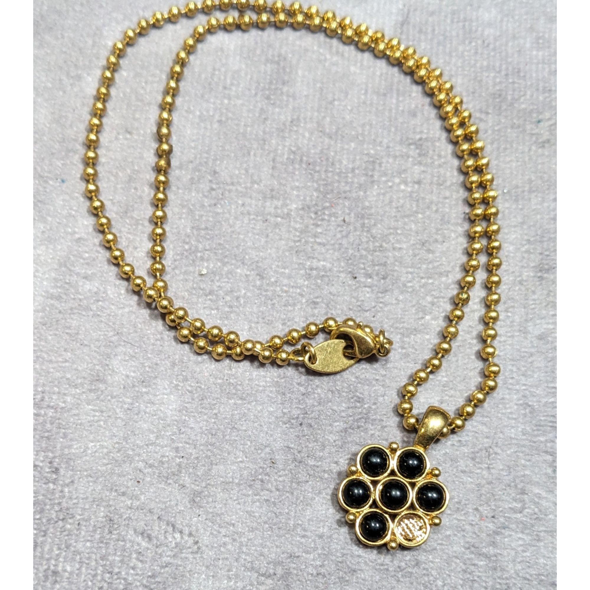 Other Elegant Retro Black And Gold Tone Flower Pendant Necklace Size ONE SIZE - 8 Thumbnail