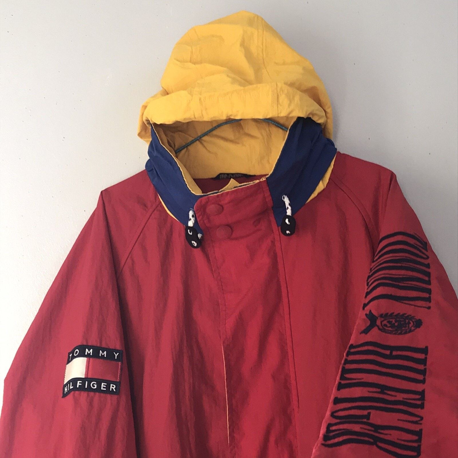 Tommy Hilfiger Vintage TOMMY HILFIGER jacket big Logo Windbreaker Hooded Size US L / EU 52-54 / 3 - 1 Thumbnail