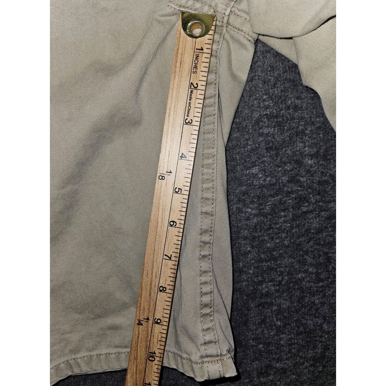 Levi's VINTAGE Levi's Silvertab Cargo Shorts Mens 36 Khaki Utility Pockets 90s Y2K Skate Baggy Casual Urban Mens Size US 36 / EU 52 - 7 Thumbnail