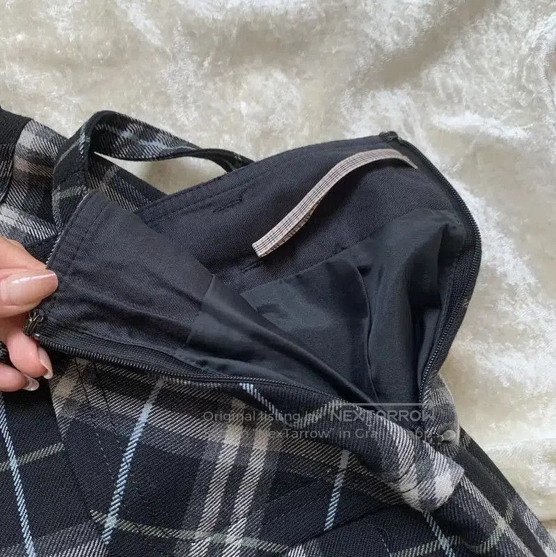 Burberry Burberry Black Wool Pleated Mini Skirt. Size 27" / US 4 / IT 40 - 5 Thumbnail