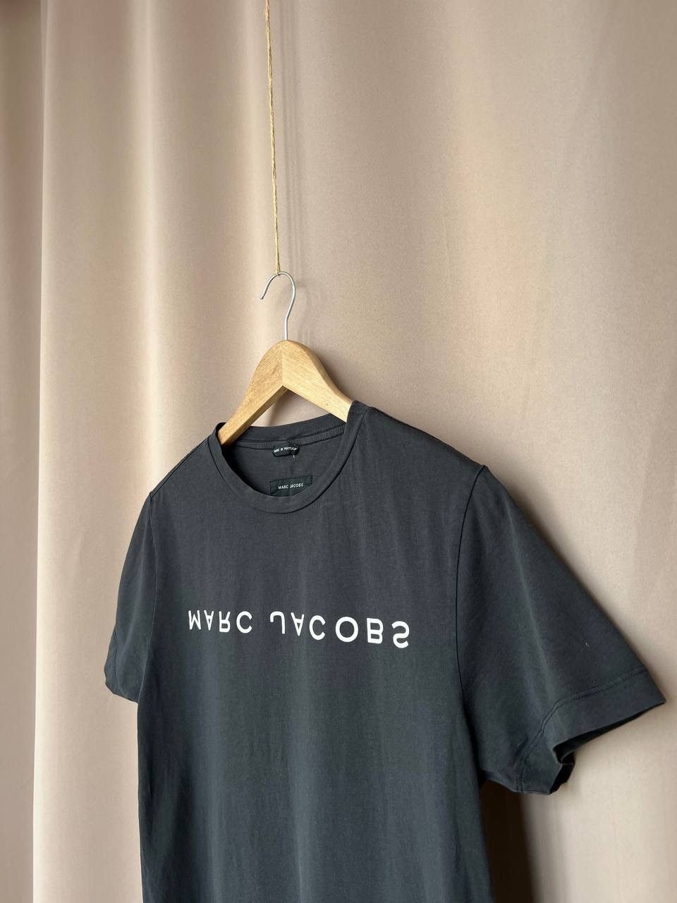Marc Jacobs Marc Jacobs Upside Down Logo T-Shirt Mens Size M Dark Grey Size US M / EU 48-50 / 2 - 4 Thumbnail