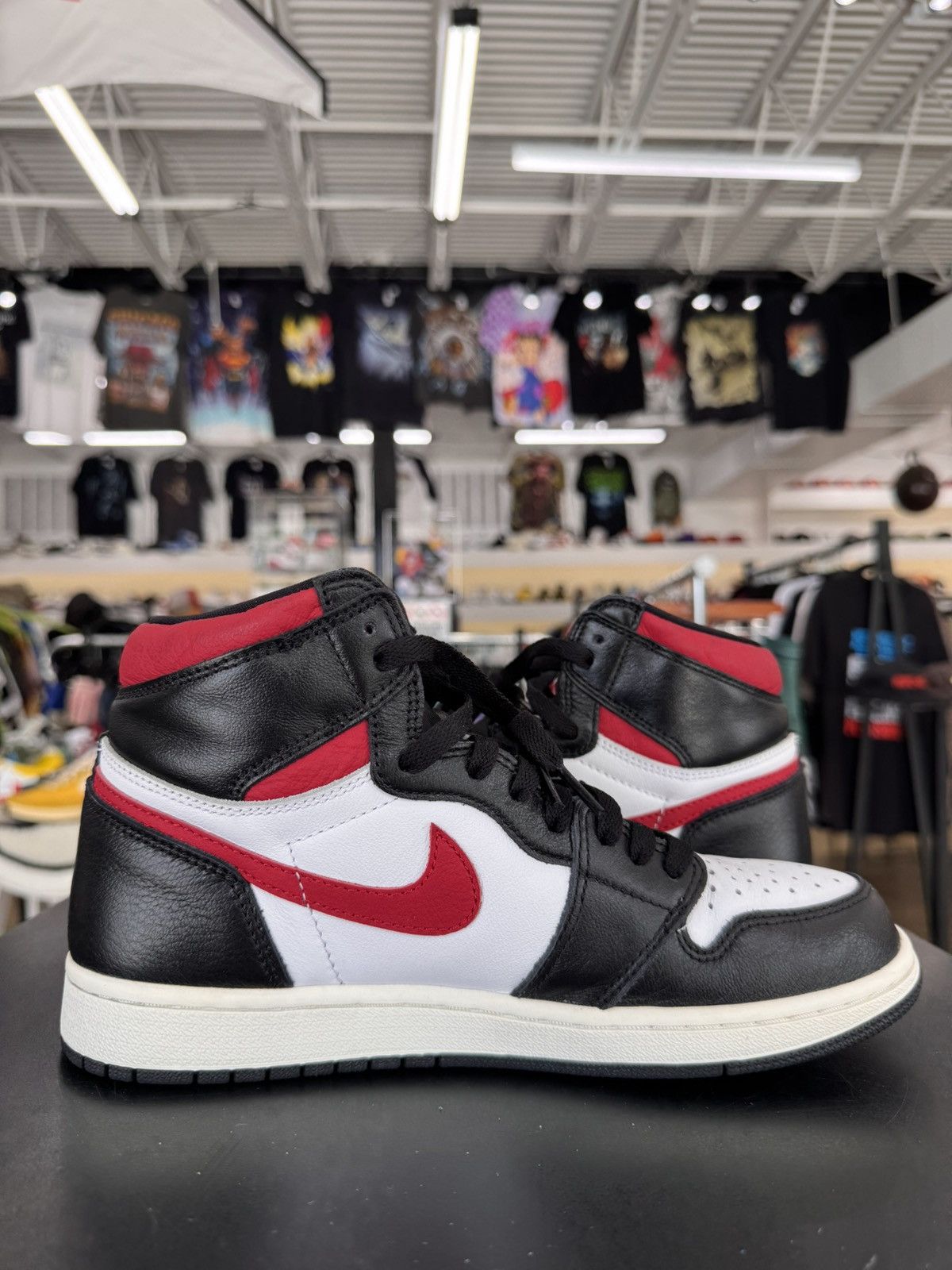 Jordan Brand Air Jordan 1 Retro High Black Gym Red Size 8 (2019) Size US 8 / EU 41 - 3 Thumbnail