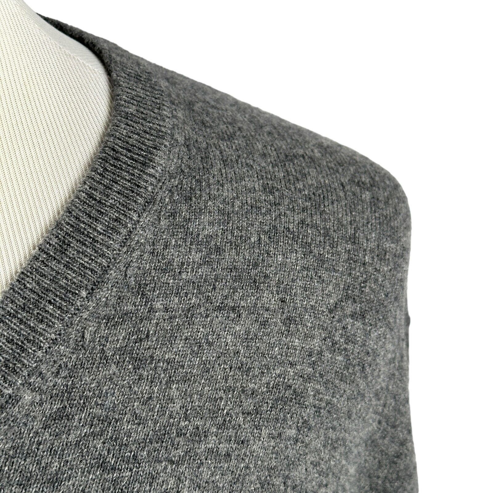 Neiman Marcus Neiman Marcus Cloud Cashmere Sweater XL Gray V-Neck Pullover Size US XL / EU 56 / 4 - 5 Thumbnail