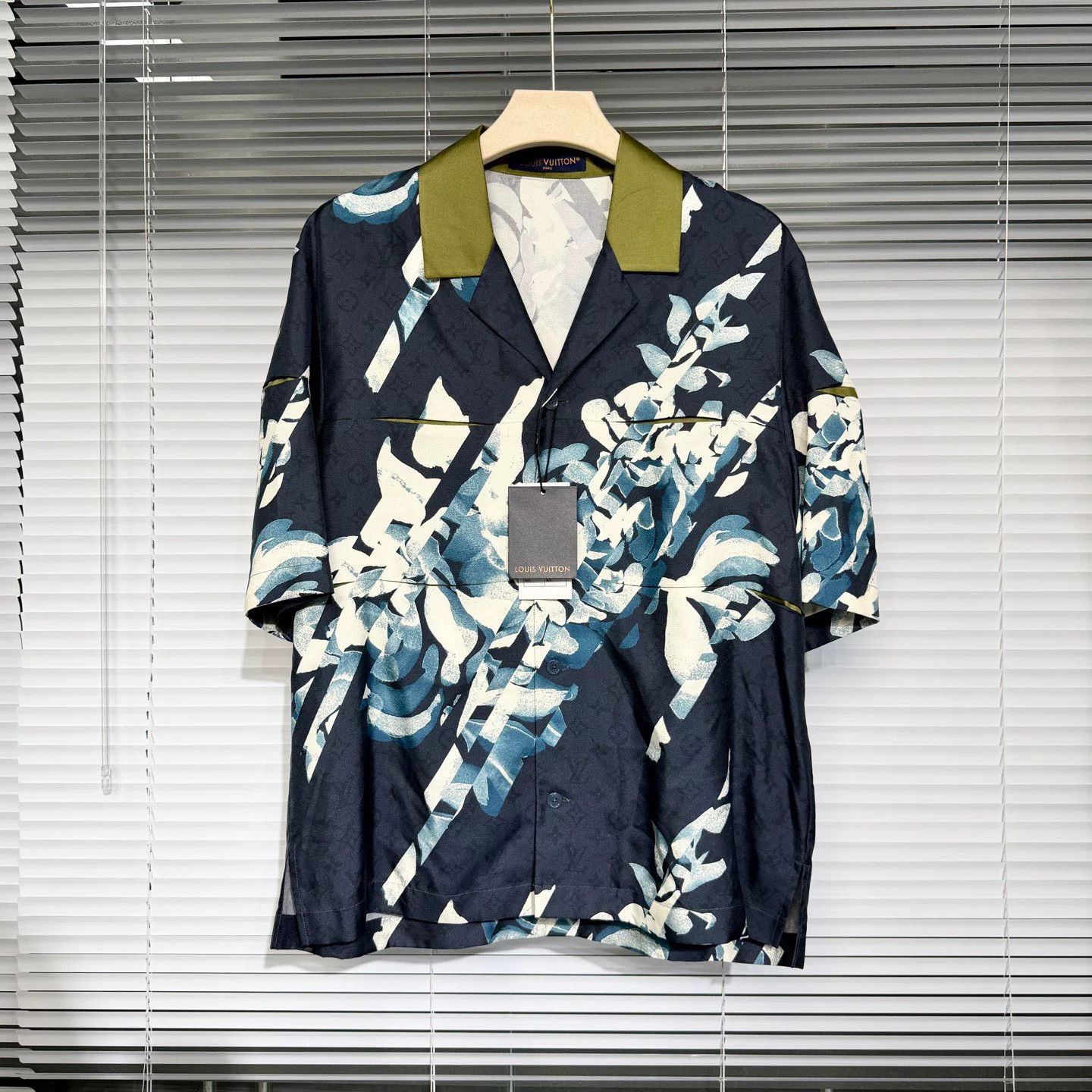 Louis Vuitton LV Silk Short-Sleeve Floral Monogram Shirt Size US M / EU 48-50 / 2 - 1 Thumbnail