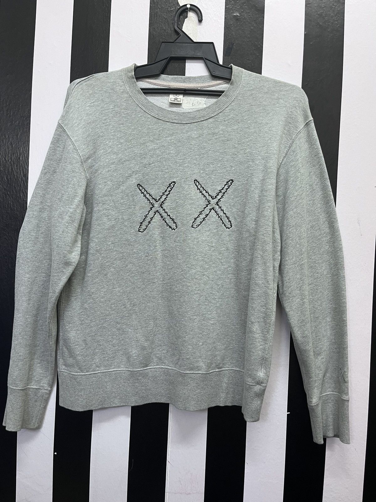 Kaws × Uniqlo KAWS x Uniqlo x Sesame Street Trash Can Outline Sweatshirt Size US M / EU 48-50 / 2 - 1 Thumbnail
