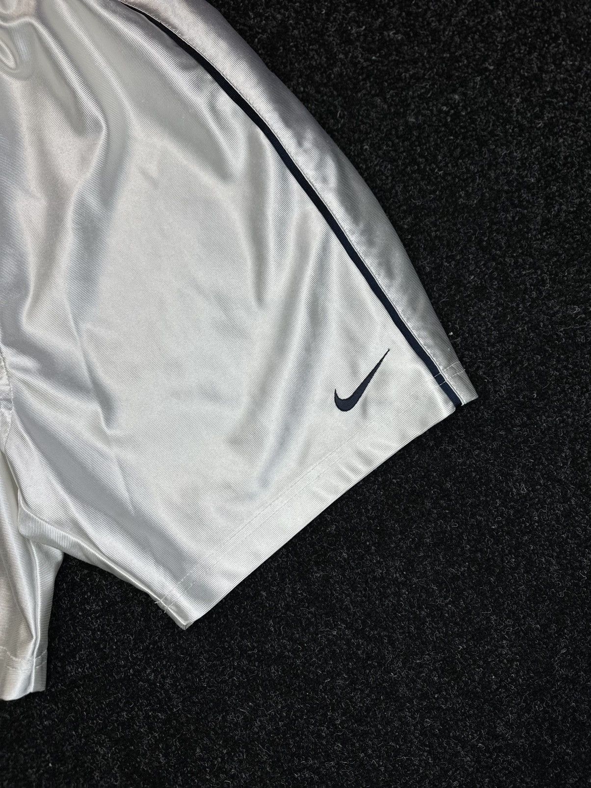 Nike Nike Vintage Silver Running Shorts 90s Y2K Size S Size US 30 / EU 46 - 4 Thumbnail