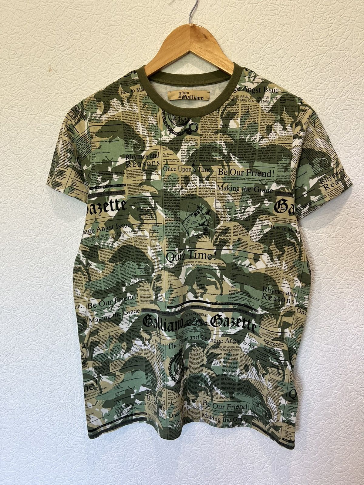John Galliano Vintage John Galliano Overprint T Shirt Tee Green Beige Size L / US 10 / IT 46 - 2 Thumbnail