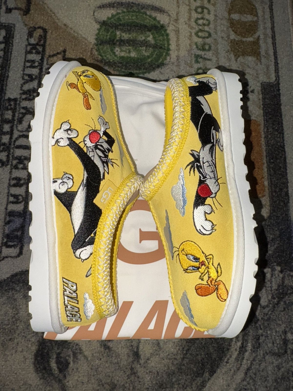 Palace × Ugg Palace UGG Tasman Slipper Looney Tunes Yellow Size US 7 / EU 40 - 1 Thumbnail