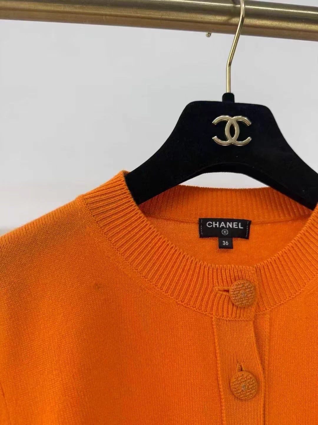 Chanel Chanel 18K orange cashmere cardigan 84/46cm minor repair Size XS / US 0-2 / IT 36-38 - 3 Thumbnail