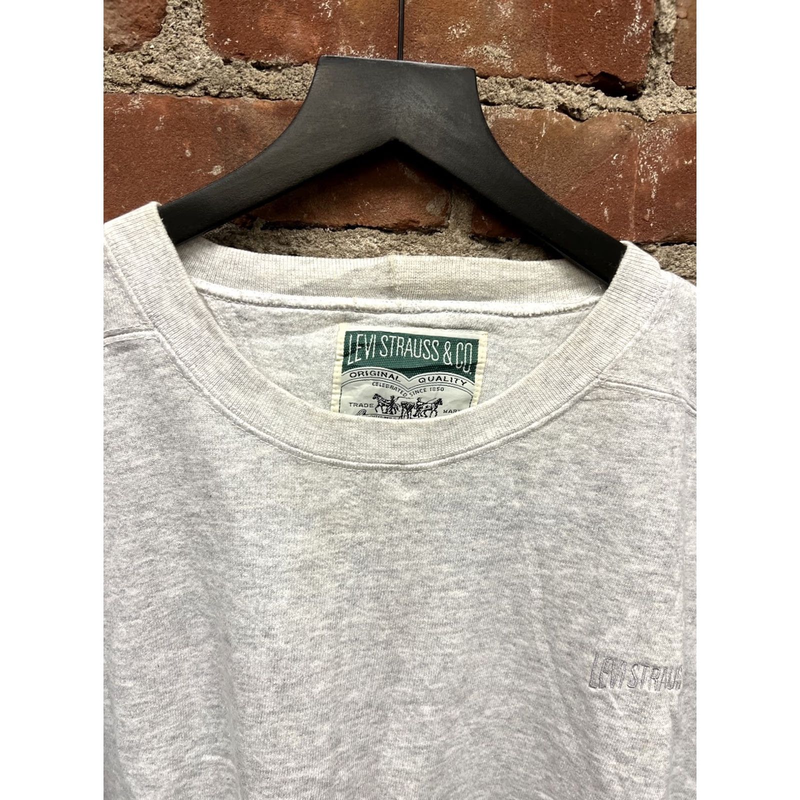 Levi's VINTAGE Levi's 90s USA Gray Crewneck Sweater L Embroidered Men Shirt Size US L / EU 52-54 / 3 - 2 Thumbnail