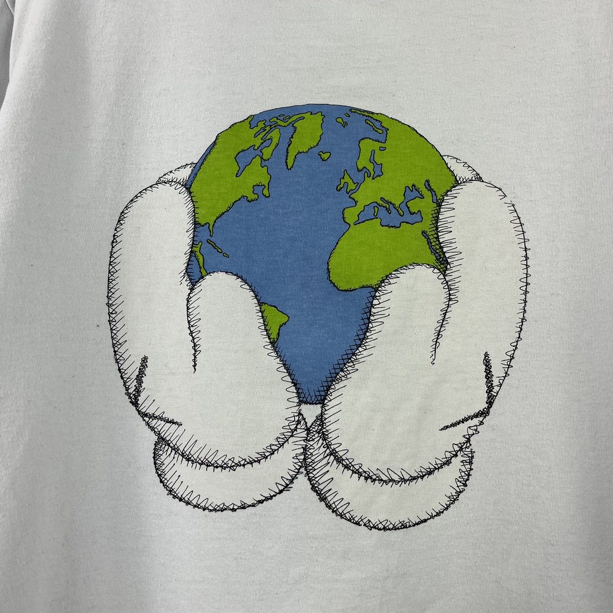 Kaws × Uniqlo Uniqlo x Kaws T-Shirt Planet Earth Big Logo Y2K Size M Size US M / EU 48-50 / 2 - 3 Thumbnail