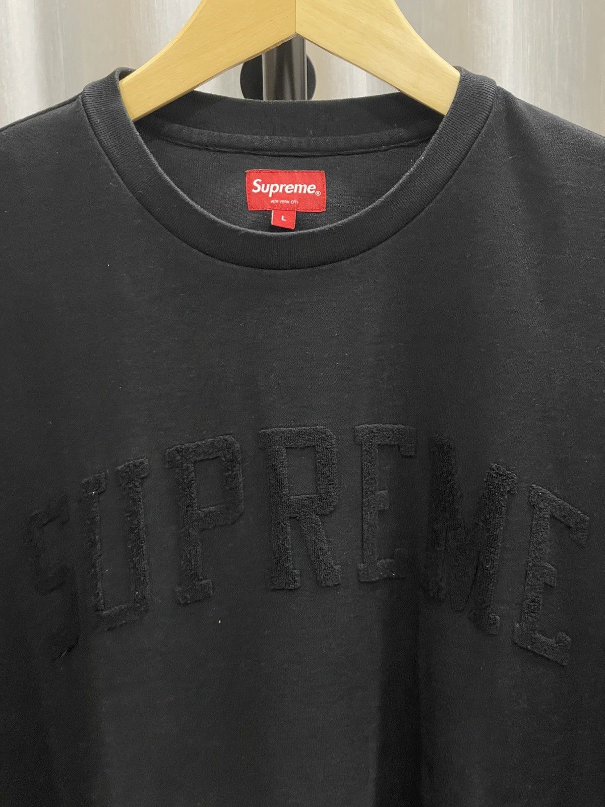 Supreme Supreme Chenille Arc Logo S/S Top Black Size US L / EU 52-54 / 3 - 1 Thumbnail