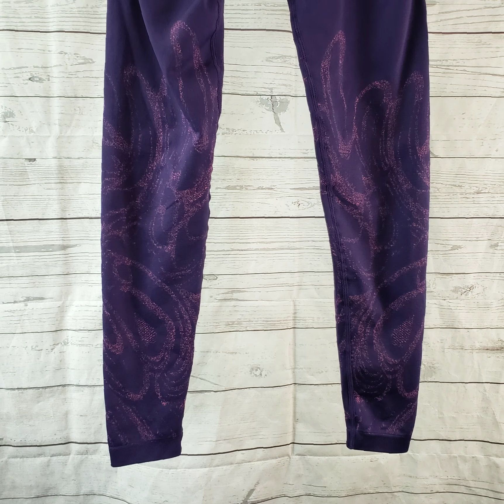 Fabletics Fabletics Womens High Waisted Seamless Cropped Leggings Sz S Purple Cropped leggings Womens Activewear 24 in Inseam 12.5" Waist Nylon Blend Capruple? Size 28" / US 6 / IT 42 - 5 Thumbnail