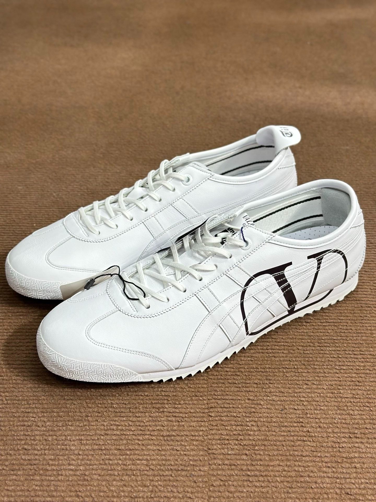 Valentino Valentino Tiger White Lowtop Sneakers 43.5 Men Size US 10.5 / EU 43-44 - 1 Thumbnail