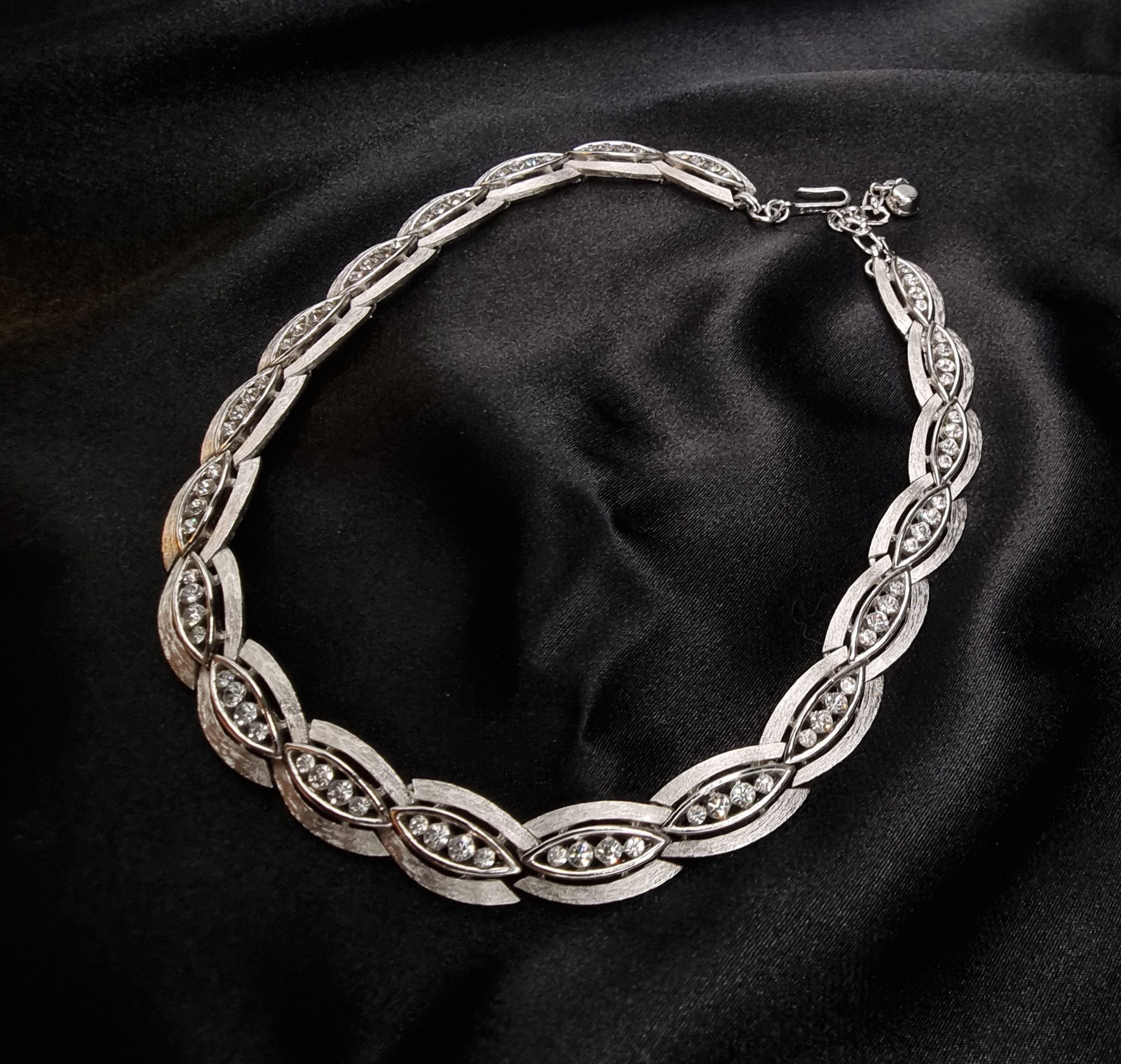 Vintage Rare Find Vintage 1960s Crown Trifari Silver-Tone Choker Nec Size ONE SIZE - 6 Thumbnail