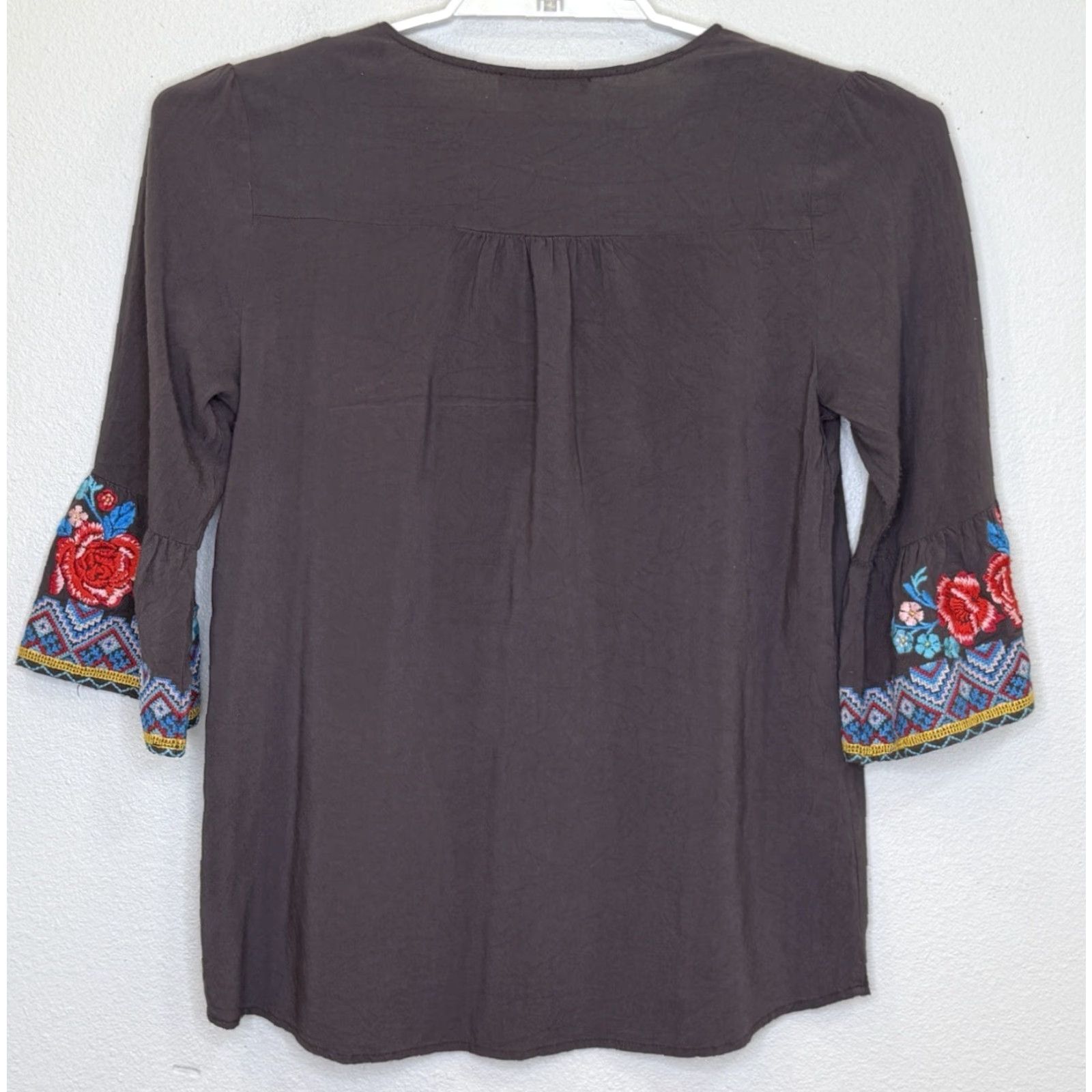 Vintage VINTAGE Andree by Unit Boho Pullover Top Womens Large Gray Embroidery Floral V-Neck 3/4 Bell Sleeve Rayon Size L / US 10 / IT 46 - 6 Thumbnail