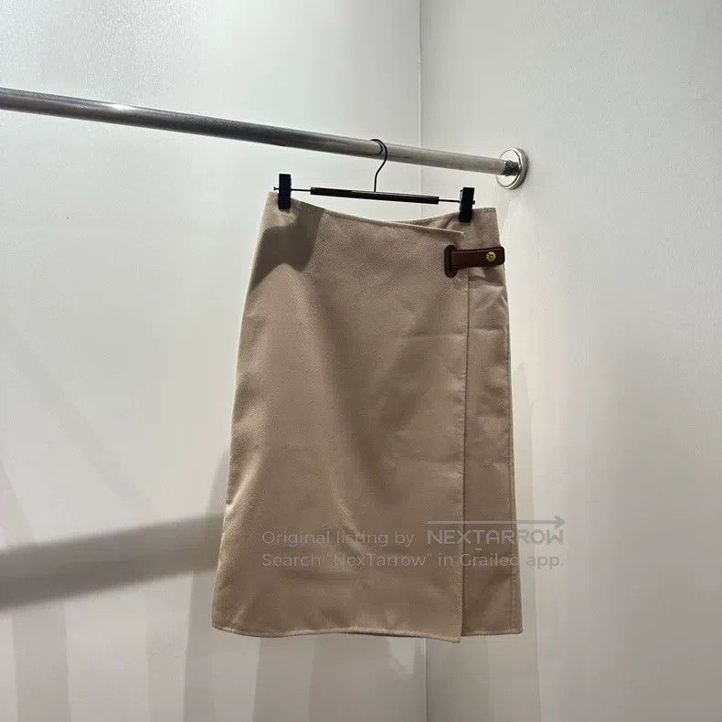 Loro Piana Loro Piana Pure Cashmere Short Skirt with Horn Buttons Size 25" / US 0 / IT 36 - 1 Thumbnail