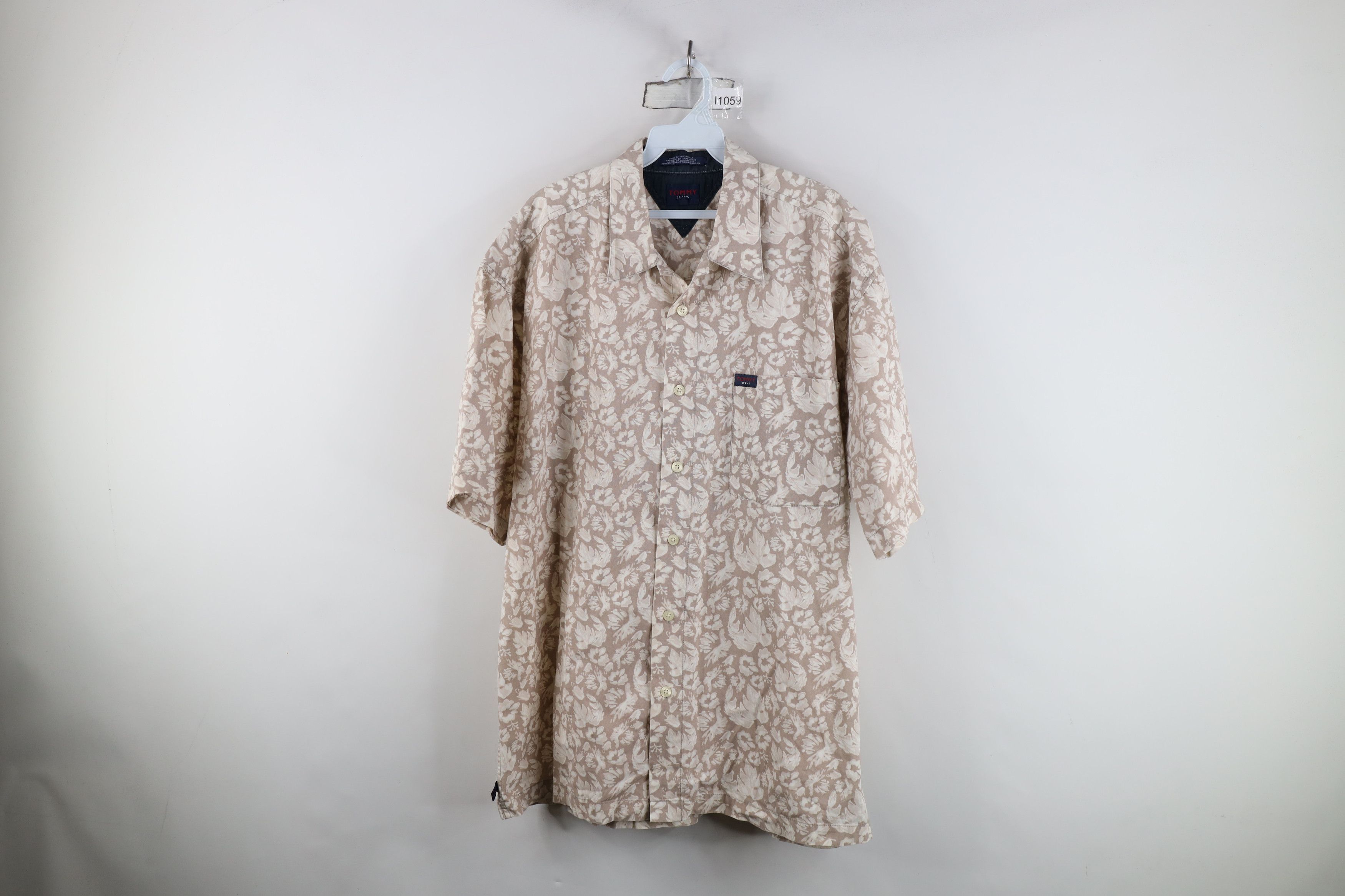 Tommy Hilfiger Vintage 90s Tommy Hilfiger Flower Luau Hawaiian Button Shirt Size US XL / EU 56 / 4 - 1 Thumbnail
