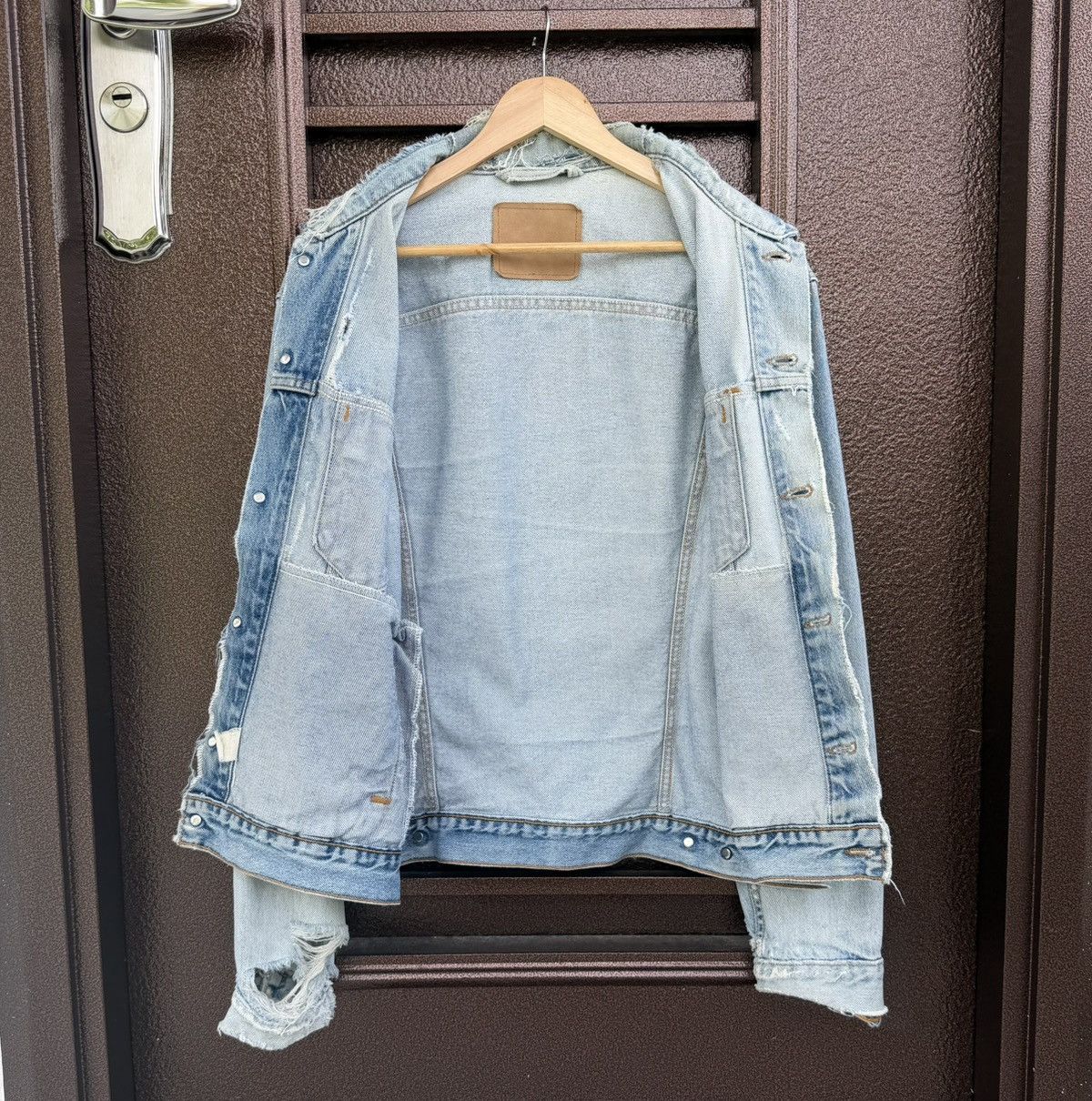 Levi's Vintage Levi’s Distressed Denim Light Wash Grunge Trucker Size US L / EU 52-54 / 3 - 13 Thumbnail