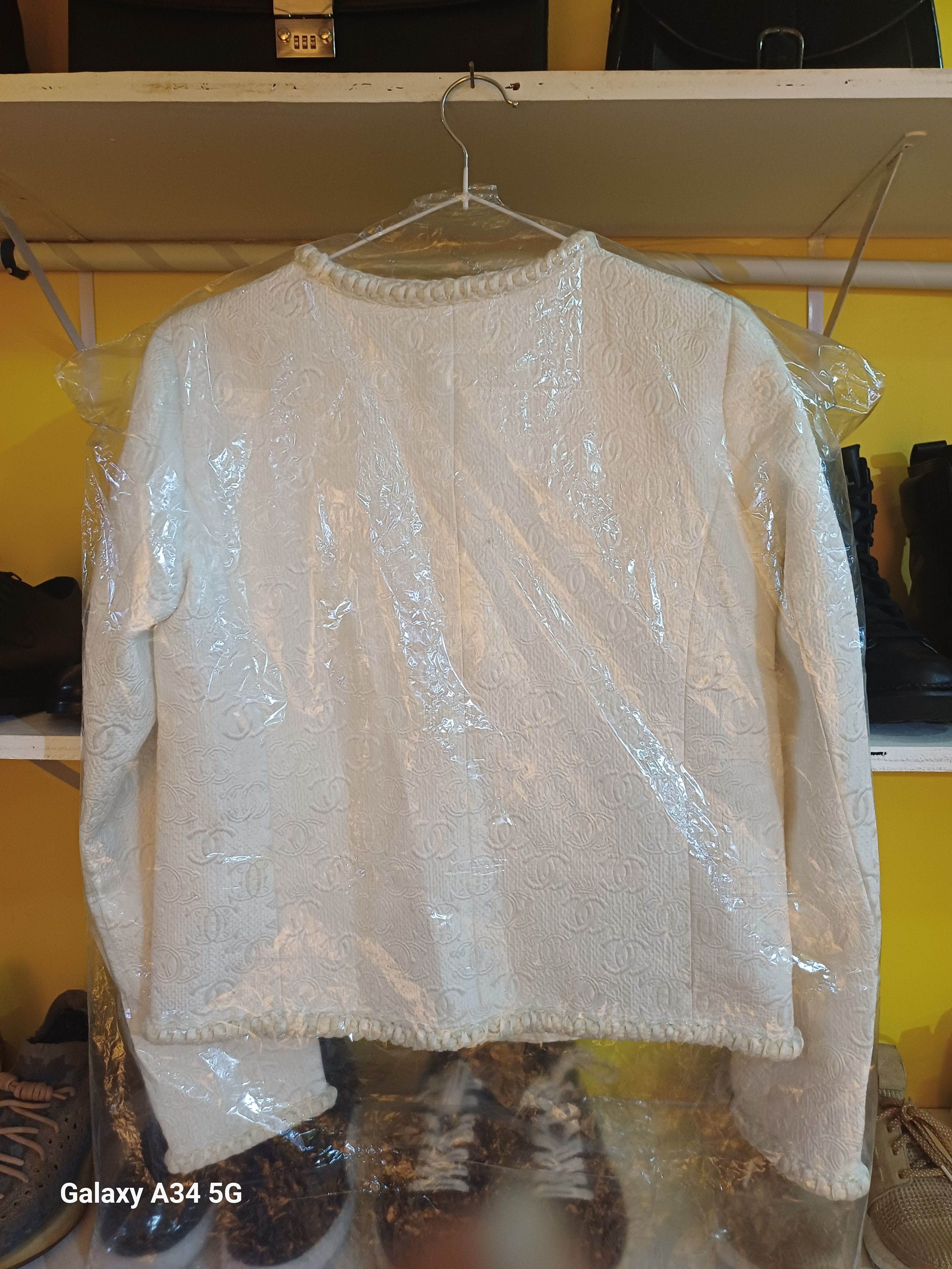 Chanel CHANEL 21PF 2021 White Ivory CC Logo Metiers D’art Jacket 36 Size S / US 4 / IT 40 - 4 Thumbnail