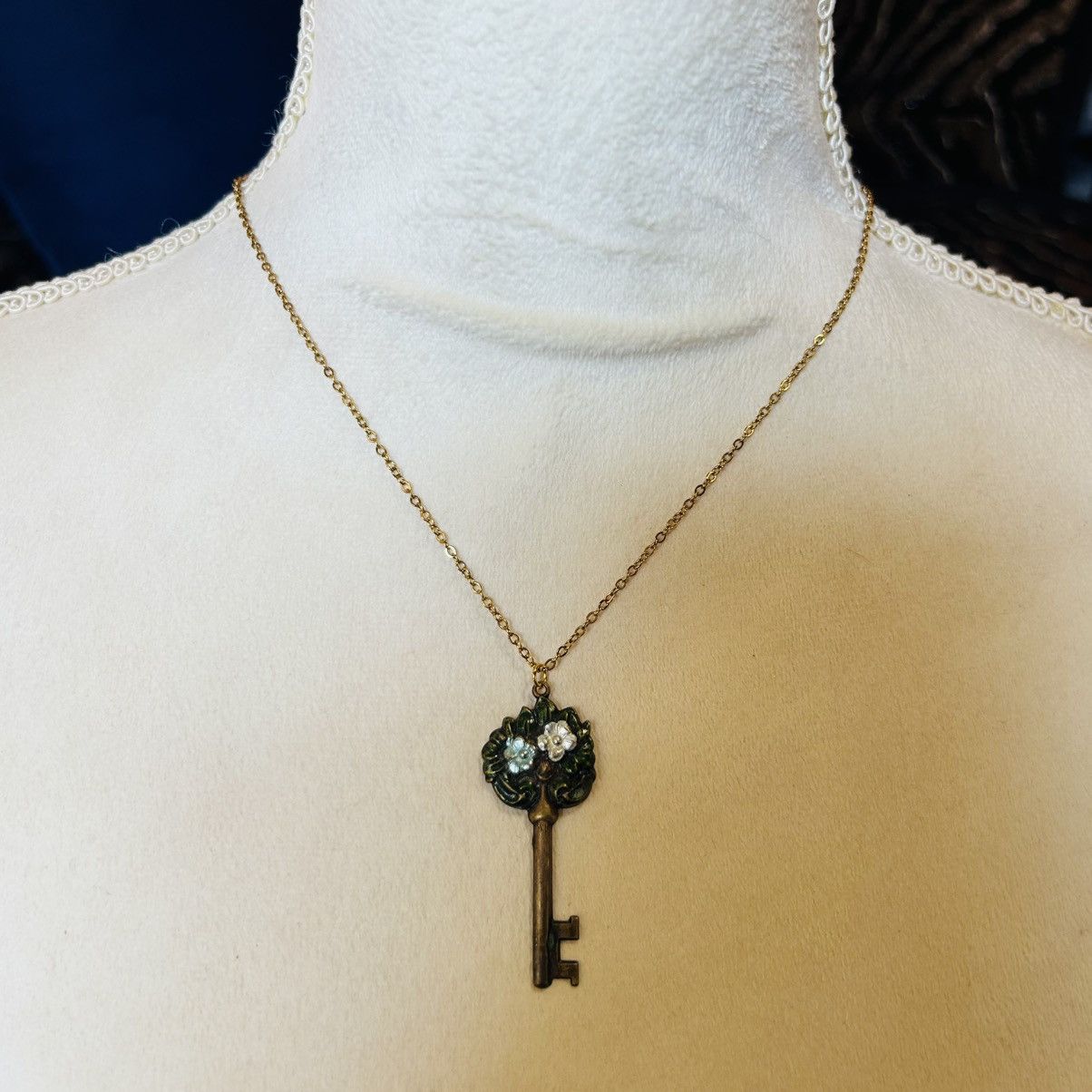 Vintage Handcrafted antique skeleton key pendant on chain necklace Size ONE SIZE - 2 Thumbnail