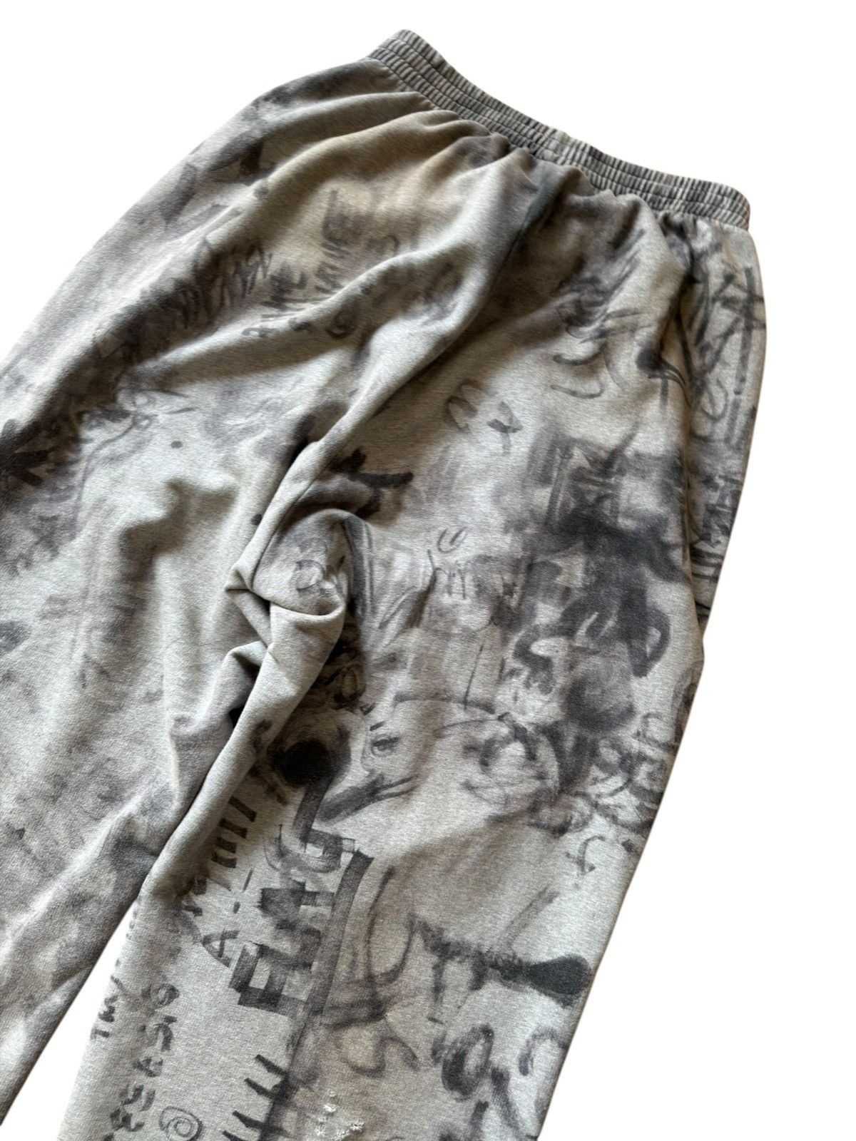 Balenciaga BALENCIAGA SS23 MUD SHOW GRAFFITI SKATER BAGGY SWEATPANTS Size US 32 / EU 48 - 21 Thumbnail