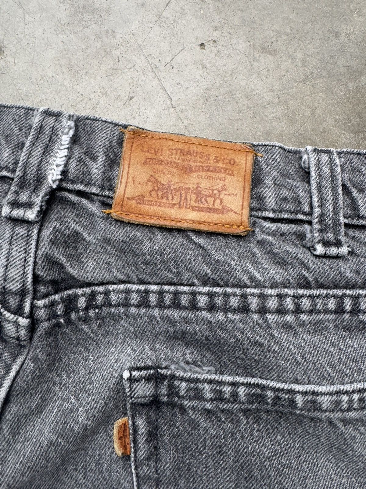 Levi's × Vintage Vintage 90’s Levi’s Two Horses Black Leather Tab Baggy Denim Size US 36 / EU 52 - 3 Thumbnail