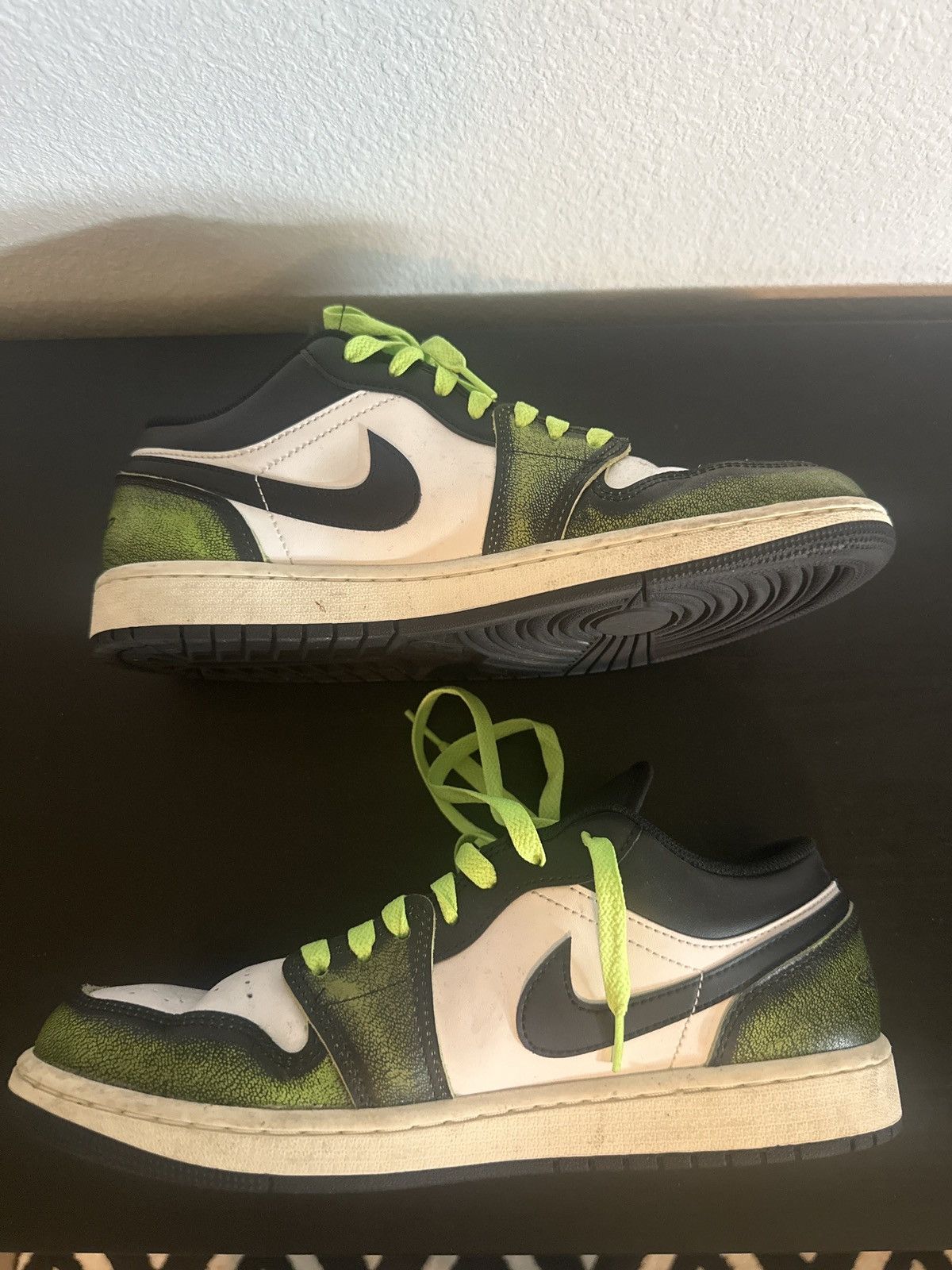 Nike Jordan 1 low top black/green Size US 9.5 / EU 42-43 - 2 Thumbnail