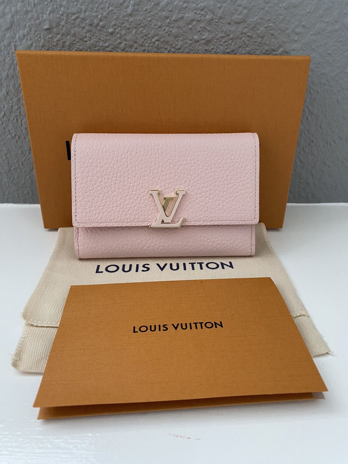 Louis Vuitton Authentic Louis Vuitton Capucines Wallet Size ONE SIZE - 1 Thumbnail