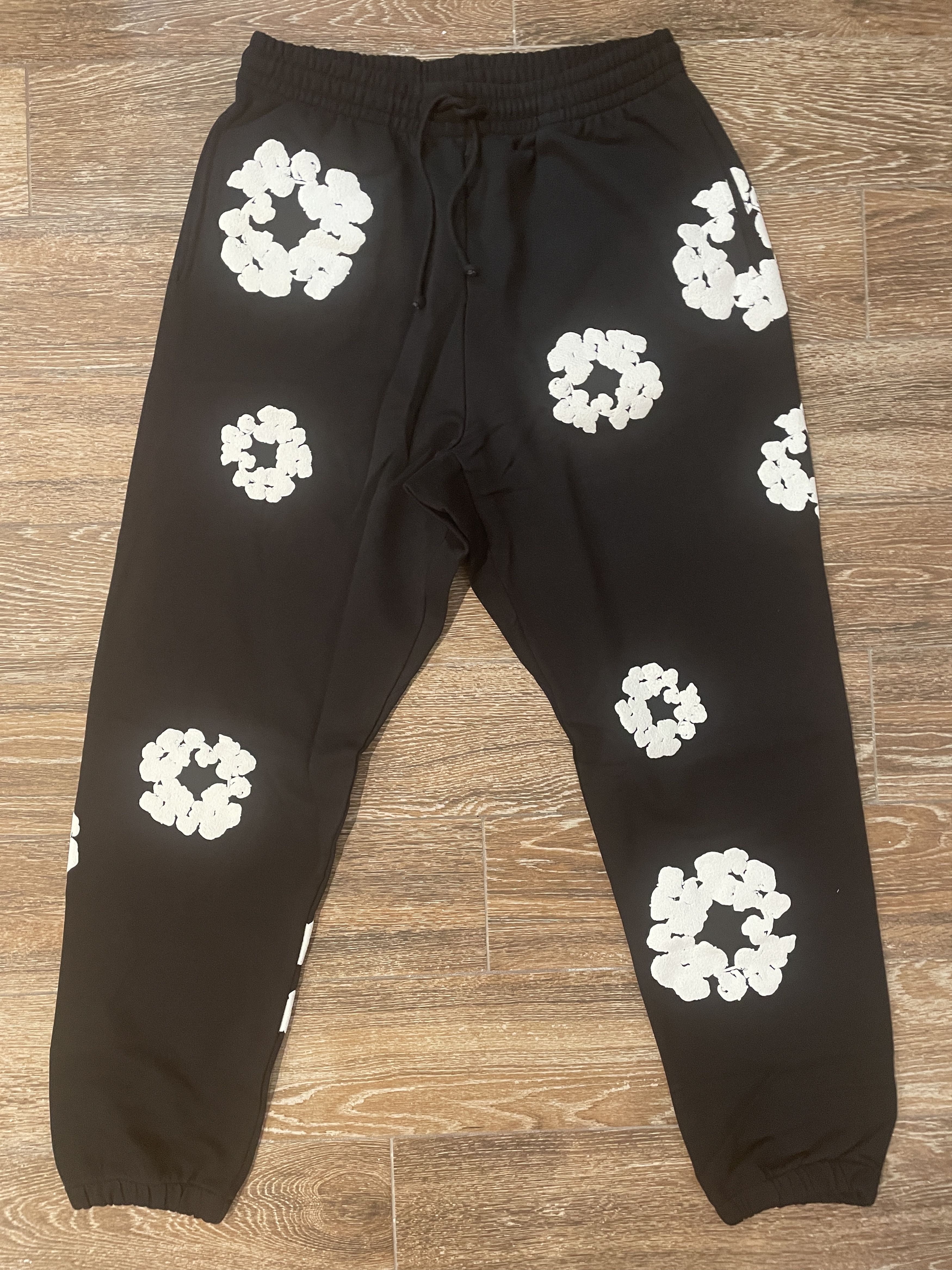 DENIM TEARS Denim Tears Cotton Wreath Black Sweatpants Large L NEW Size US 34 / EU 50 - 1 Thumbnail