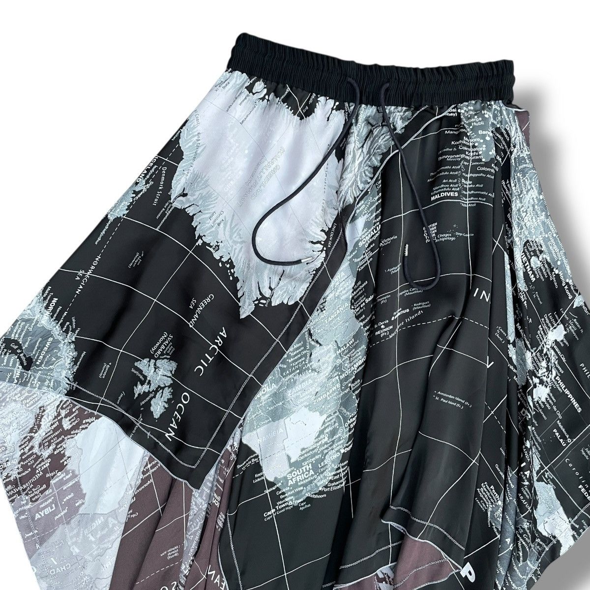 Sacai Sacai S/S20 Runway Map Print Garterized Asymmetric Skirt Size 28" / US 6 / IT 42 - 4 Thumbnail
