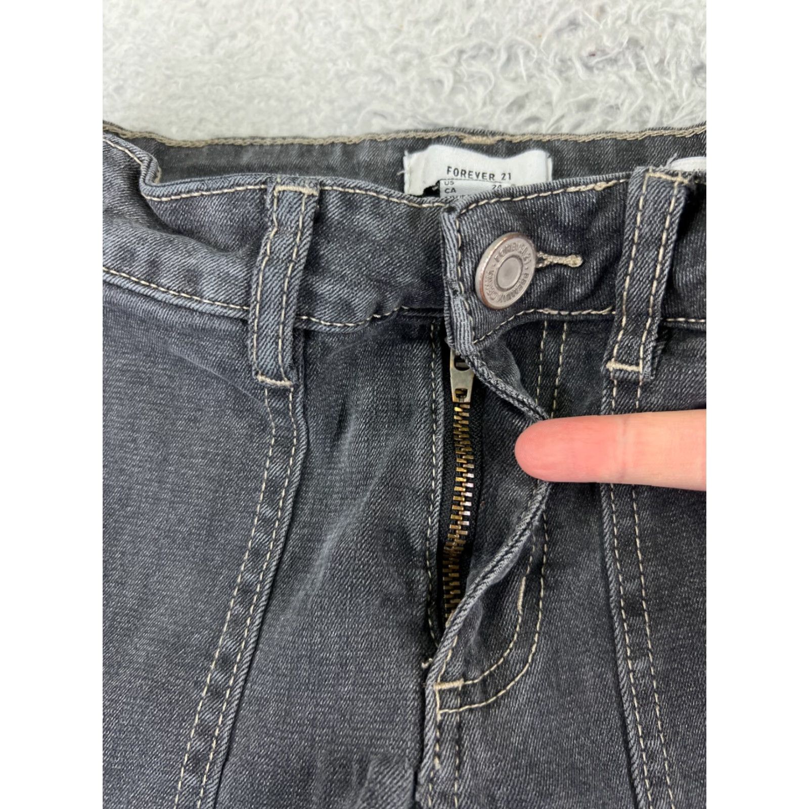 Forever 21 Forever 21 Jeans Women 24 Gray Denim Flared High Rise 5-Pocket Cotton Inseam 30 Womens Size 42" / US 20 - 5 Thumbnail