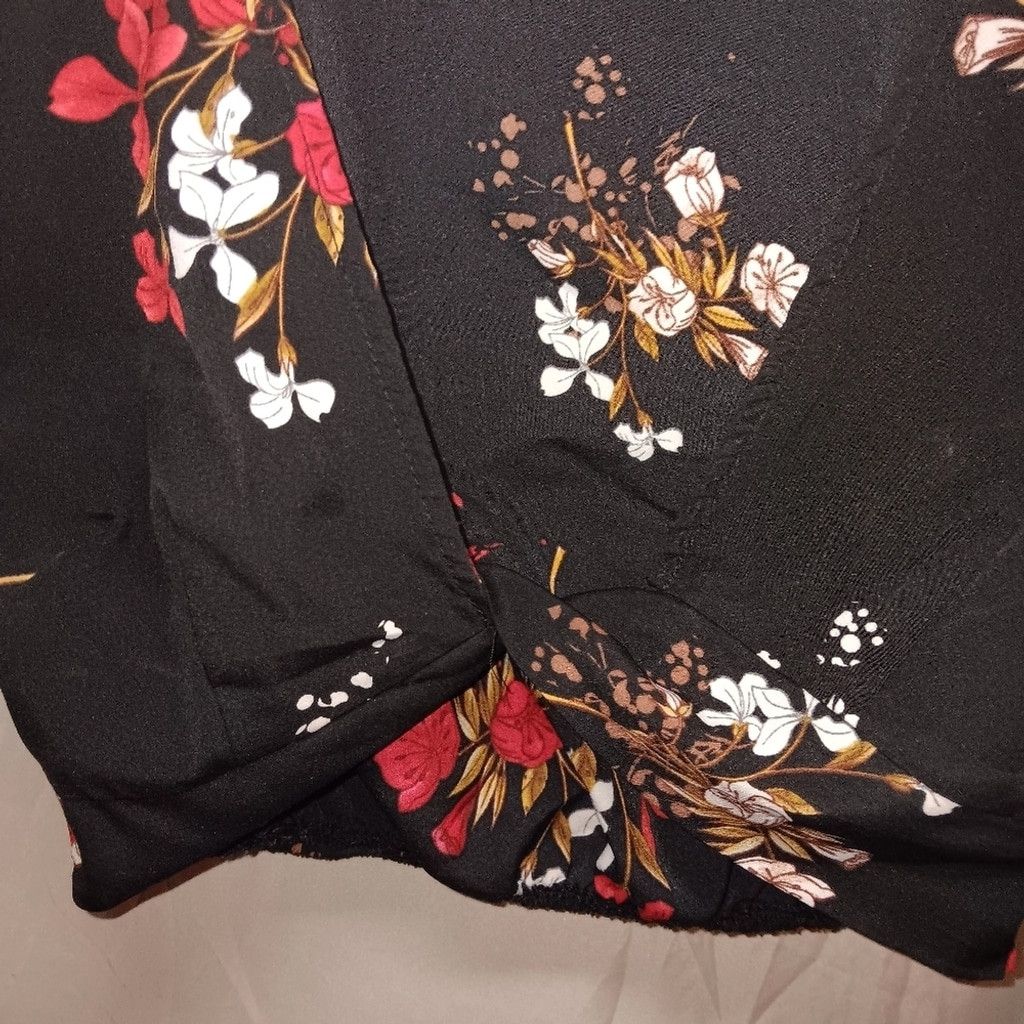 Missguided Missguided, cropped top, black/floral, womens 2,nwot Size XS / US 0-2 / IT 36-38 - 5 Thumbnail